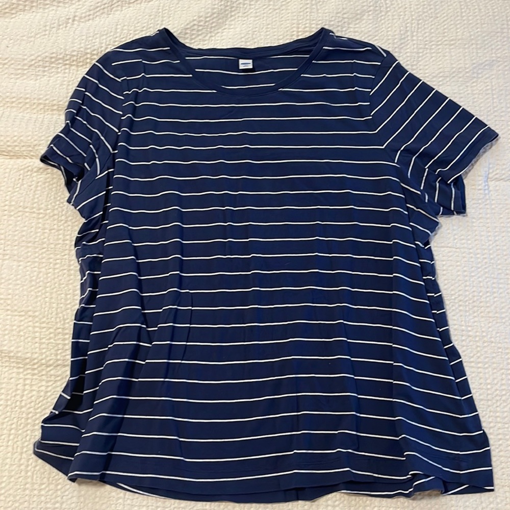 Old Navy striped navy blue and white t-shirt✨